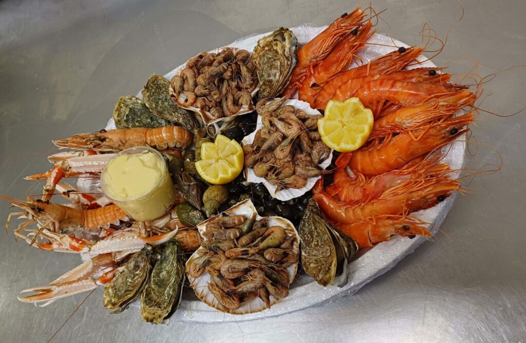 huitres-bulots-bigorneau-gambas-madgascar-saumonerie-ca-re-scaled